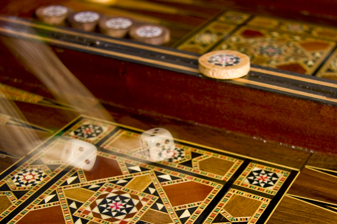 Würfel auf einem Backgammon-Board in Bewegung