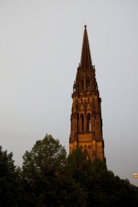 Sonnenuntergang am Kirchturm des Mahnmals St. Nikolai