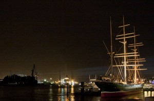 Nächtlicher Blick von den Landungsbrücken auf den Hafen