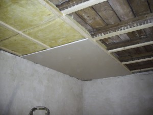 Die Decke wird neu aufgebaut: Querlattung, Dämmung und Rigips-Platten.