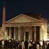 Vor dem Pantheon ist auch abends jede Menge los. Vor allem Musiker und andere Künstler finden hier eine Bühne.