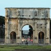 Der Konstantinsbogen ist ein dreitoriger Triumphbogen in direkter Nachbarschaft zum Colosseum.